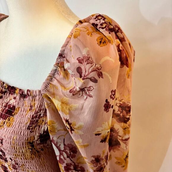 Women’s Express Smocked Floral Top - Picture 6 of 8